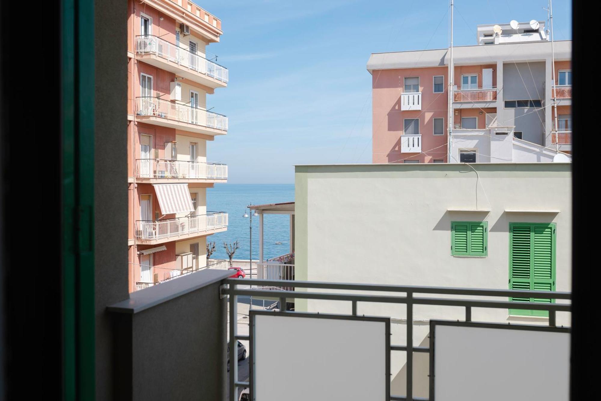 Sunrise Waterfront - Central Apartment With Sea View Balcony - Molfetta Eksteriør bilde