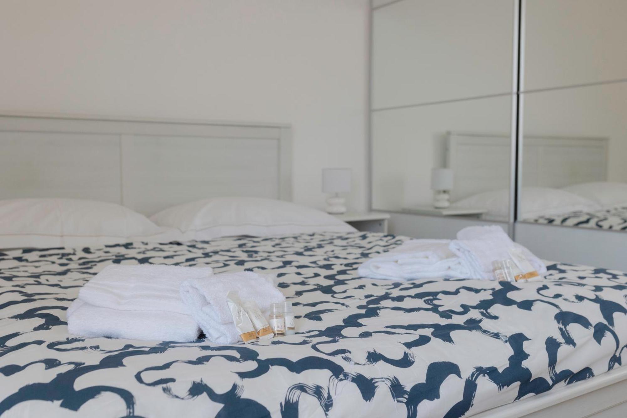 Sunrise Waterfront - Central Apartment With Sea View Balcony - Molfetta Eksteriør bilde